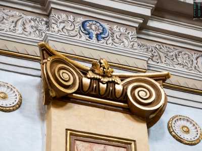 Su entrambi i lati fanno capolino tre cappelle coperte da archi a tutto sesto e divise da lesene con capitelli ionici in oro zecchino